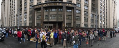 Arestări la un miting spontan în faţa Parlamentului rus