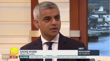 Este de răspuns la mai multe întrebări cu privire la siguranţa blocurilor turn, apreciază Sadiq Khan după incendiul sângeros de la Grenfell Tower