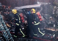 Mai multe persoane ar fi încă prinse în blocul în flăcări de la Londra; pompierii se aşteaptă ca operaţiunea de stingere a flăcărilor să dureze încă 24 de ore