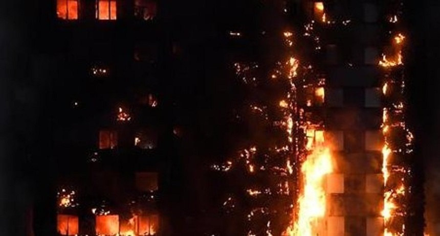 Un bărbat a fost salvat din flăcări la aproximativ 12 ore după izbucnirea incendiului din Grenfell Tower. VIDEO