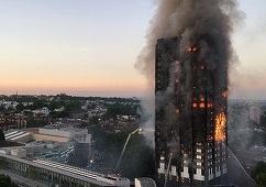Locatarii blocului distrus de incendiu la Londra sunt din ce în ce mai furioşi