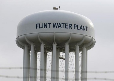 Doi înalţi oficiali din sistemul de sănătate publică din Michigan au fost inculpaţi în criza apei contaminate din Flint