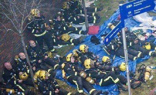 Pompierii, afectaţi de incendiul din Londra, au nevoie de săptămâni să caute şi să ”degajeze” Grenfell Tower, afirmă Cotton