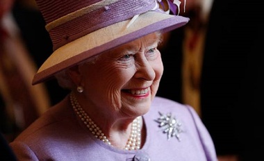 Regina Elizabeth a II-a şi prinţul Philip aduc un omagiu pompierilor londonezi care au salvat vieţi în incendiul din Grenfell Tower