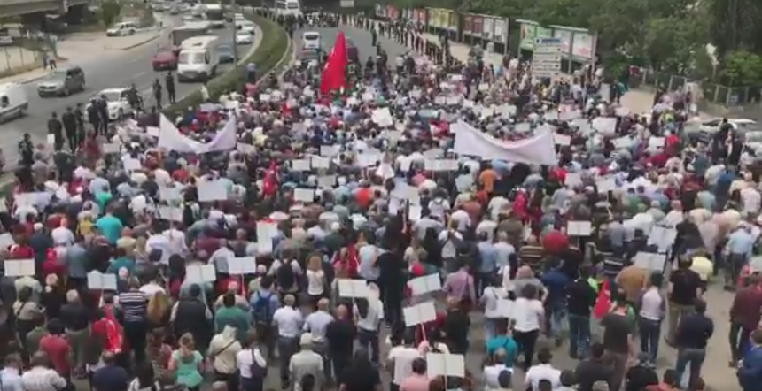 Mii de oameni au ieşit în stradăîn Turcia, pentru a protesta faţă de condamnarea la închisoare a unui parlamentar