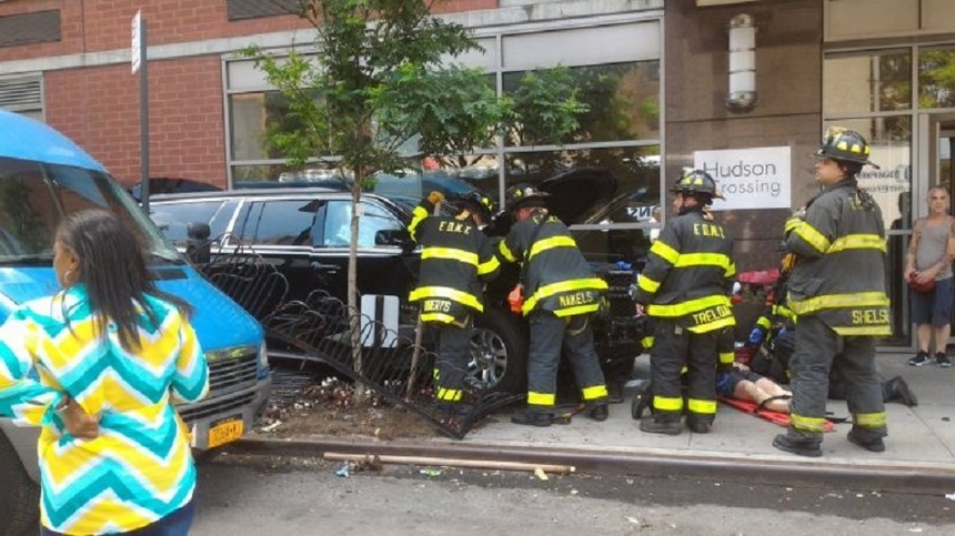 Cel puţin 10 pietoni răniţi la New York, după ce o maşină a lovit un grup de oameni