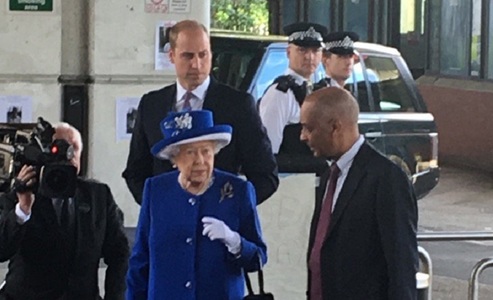 Regina Elizabeth a II-a şi prinţul William vizitează un centru de ajutorare a victimelor tragediei din Grenfell Tower