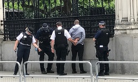 Bărbat arestat de către poliţia britanică înarmată, în exteriorul Parlamentului