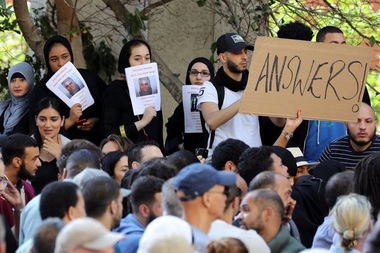 Manifestanţi furioşi au forţat intrarea în primăria din Kensington and Chelsea, de care aparţine Grenfell Tower. VIDEO