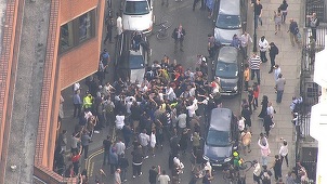 Manifestanţii care au intrat cu forţa în Primăria din Kensington s-au luat la bătaie cu forţele de ordine