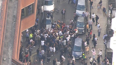 Manifestanţii care au intrat cu forţa în Primăria din Kensington s-au luat la bătaie cu forţele de ordine