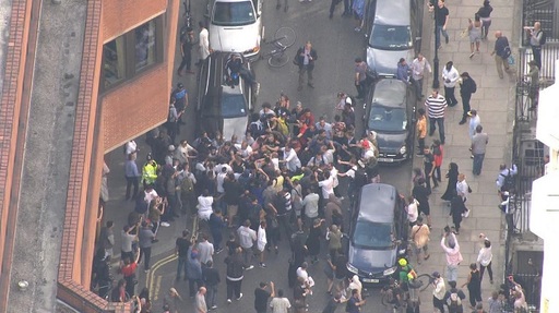 Manifestanţii care au intrat cu forţa în Primăria din Kensington s-au luat la bătaie cu forţele de ordine