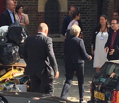Theresa May se află într-o biserică din apropiere de Grenfell Tower, în faţa căruia s-au strâns manifestanţi furioşi