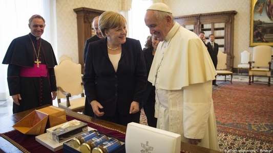 Papa i-a cerut lui Merkel să continue lupta pentru Acordul de la Paris şi să "dărâme zidurile" ce limitează cooperarea