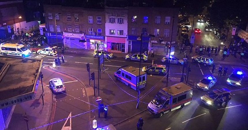 Un mort şi opt răniţi, după ce o maşină a lovit un grup de pietoni la moscheea Finsbury Park din Londra. Poliţia tratează incidentul drept un atac terorist. Reacţii ale oficialilor. FOTO, VIDEO - UPDATE