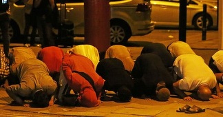 Imamul de la moscheea Finsbury Park l-a apărat pe şoferul dubei care a lovit pietoni de mulţimea furioasă - martori