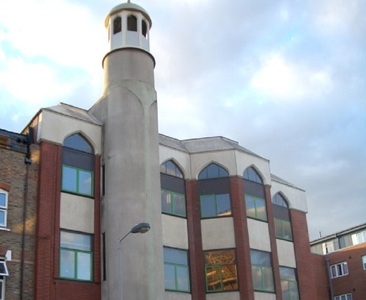 Moscheea Finsbury Park, cunoscută la începutul anilor 2000 ca un paradis al islamiştilor