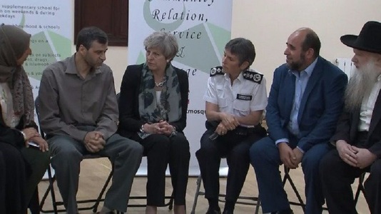 May vizitează moscheea din Finsbury Park după atacul cu dubă