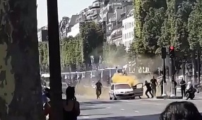 Un presupus atacator, ”imobilizat” după ce a intrat cu maşina într-un vehicul de poliţie pe Champs-Elysées - VIDEO