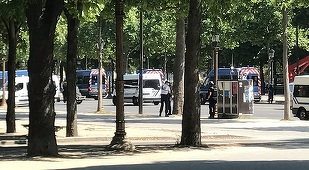 Bărbatul care a intrat cu maşina într-un convoi al poliţiei are 31 de ani, este din Argenteuil, cunoscut ca extremist; Collomb anunţă că vrea o prelungire a stării de urgenţă şi o nouă lege a securităţii