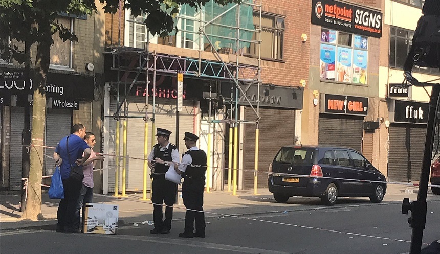 Bărbatul reţinut de mulţime luni lângă o moschee la Londra, arestat ca suspect de infracţiuni teroriste, anunţă poliţia; percheziţie la Cardiff, în Ţara Galilor