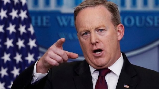 Bannon spune că administraţia prezidenţială nu mai permite conferinţe de presă filmate pentru că Spicer s-a îngrăşat