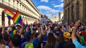 Mii de persoane cer la al 40-lea Marche des fiertés de la Paris accesul tuturor femeilor la procrearea asistată medical