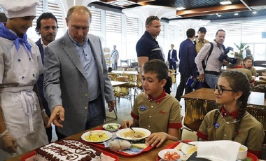 Putin vizitează Artek, o fostă tabără pionierească în Crimeea, Kievul protestează