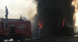Cel puţin 123 de morţi şi 100 de răniţi în Pakistan, în incendiul unui camion cisternă cu petrol