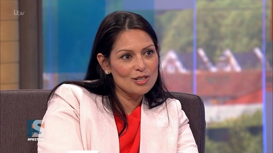 Negocierile cu DUP ”avansează în direcţia cea bună”, afirmă Patel