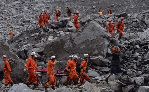 Speranţa de a găsi supravieţuitori ai alunecării de teren din China scade; autorităţile au revizuit în scădere bilanţul dramei la zece morţi şi 93 de persoane date dispărute