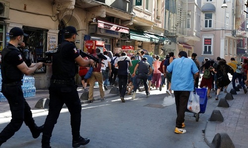 Incidente la Istanbul: Poliţia împiedică cu puncte de control şi gaze lacrimogene membri ai comunităţii LGBTI să mărşăluiască în Piaţa Taksim