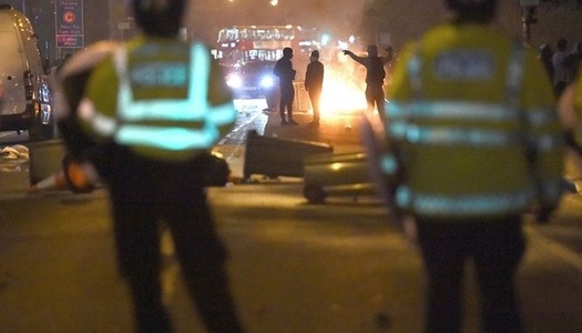 Şase poliţişti au fost răniţi în urma protestelor violente din estul Londrei