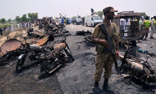 Bilanţul a urcat la 153 de morţi în urma exploziei unei cisterne cu petrol din Pakistan