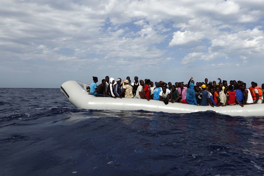 O navă irlandeză a salvat 712 migranţi în largul coastelor Libiei