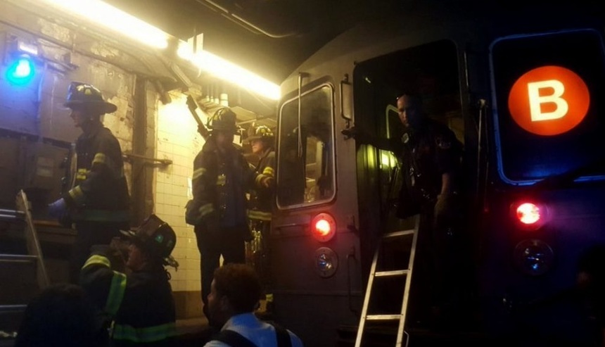 Până la 34 de persoane rănite uşor, după ce o garnitură de metrou a deraiat la New York