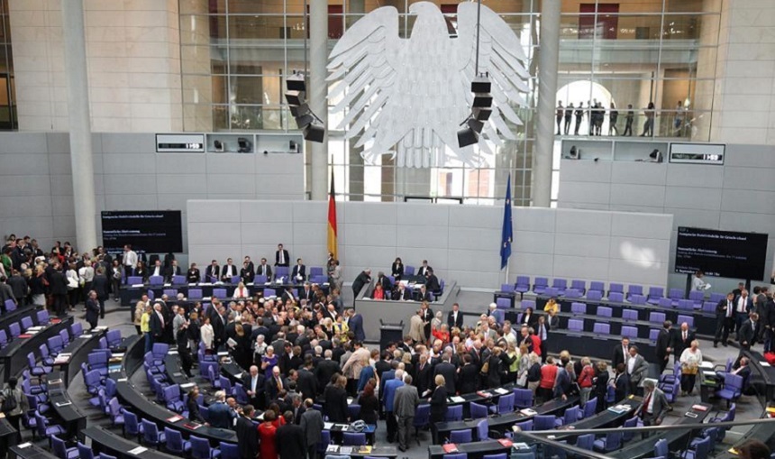 Bundestagul se pronunţă vineri prin vot cu privire la căsătoria persoanelor de acelaşi sex