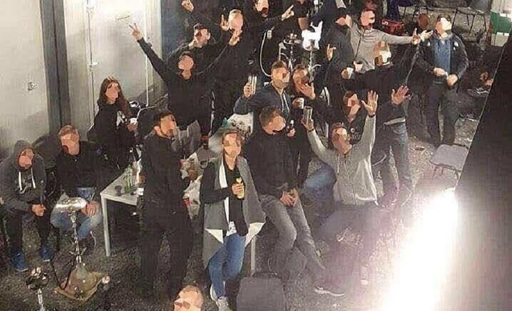 Poliţişti berlinezi detaşaţi să asigure securitatea G20 se dezlănţuie, beau, dansează pe mese şi fac sex în public