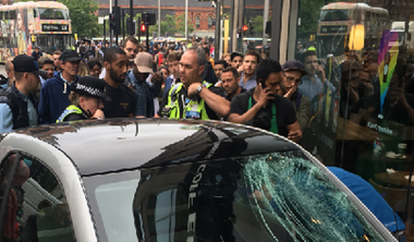 O maşină a urcat pe trotuar şi a lovit un pieton în apropiere de gara londoneză King's Cross