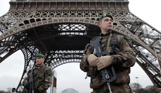 O alertă falsă a dus la evacuarea temporară a turiştilor din Turnul Eiffel