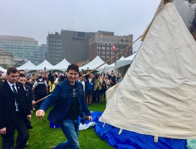 Premierul Trudeau s-a întâlnit cu activiştii amerindieni, care au instalat un cort ”tipi” în faţa Parlamentului