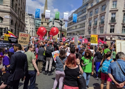Mii de persoane protestează pe străzile Londrei faţă de politicile economice ale Guvernului May