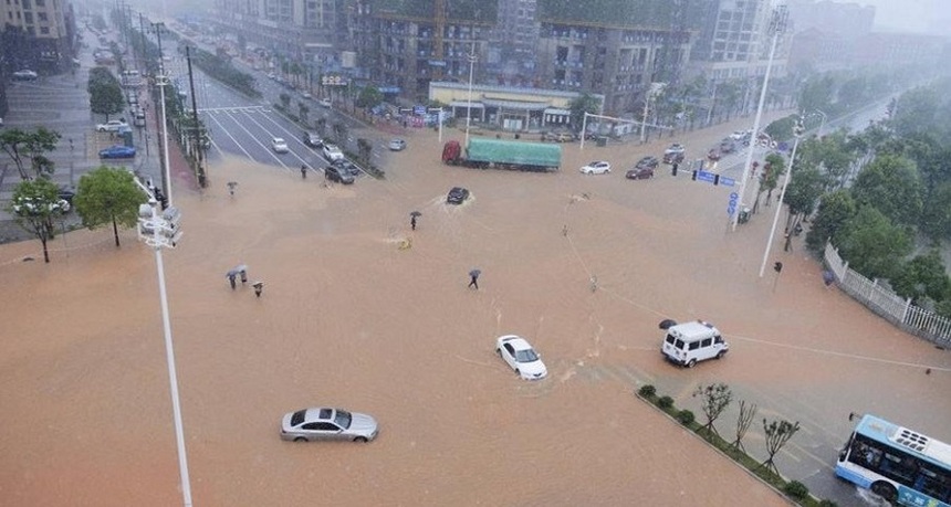 Cel puţin 15 morţi şi zeci de mii de persoane evacuate în sudul Chinei, în urma unor inundaţii