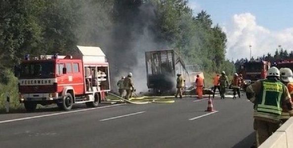 UPDATE - Coliziune între un autocar care a luat foc şi un camion, în Bavaria: Turiştii din autocar erau din Saxonia. 30 de răniţi şi 18 date dispărute, "probabil decedate". VIDEO