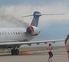 Un avion cu peste 60 de oameni la bord a aterizat de urgenţă la Denver, cu un motor în flăcări