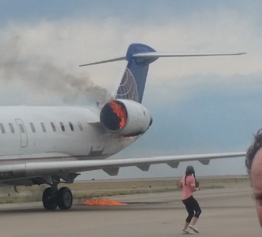 Un avion cu peste 60 de oameni la bord a aterizat de urgenţă la Denver, cu un motor în flăcări