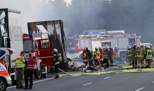 Unsprezece cadavre au fost descoperite în autocarul distrus de flăcări în Germania; autorităţile caută rămăşiţele altor şapte victime