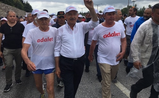 Liderul CHP Kemal Kilicdaroglu semnează o petiţie prin care contestă la CEDO referendumul care i-a sporit puterile lui Erdogan