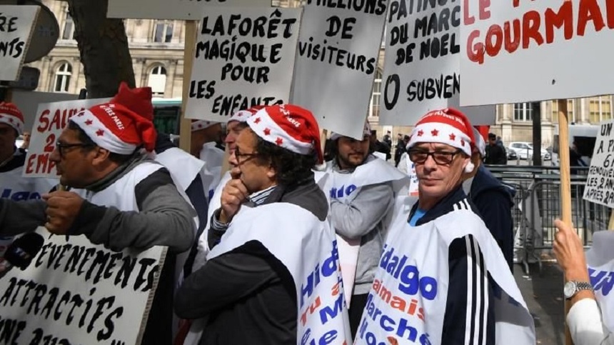 Protest al Moş Crăciunilor parizieni faţă de decizia de desfiinţare a Târgului de Crăciun
