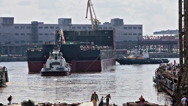 Incendiu la o centrală nucleară plutitoare construită pe un şantier naval la Sankt Petersburg în apropiere de Ermitaj